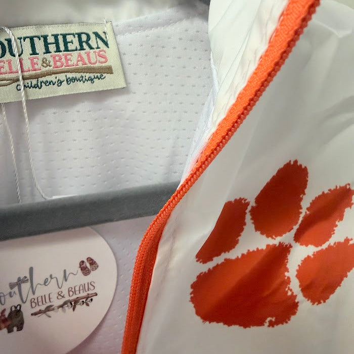 Southern Belle & Beaus label and embroidered paw logo detail
